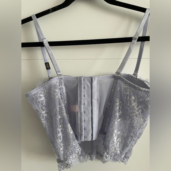 Victoria’s Secret lace bra top. Removable straps, corset back. BNWT size 34 B. - Picture 5 of 8